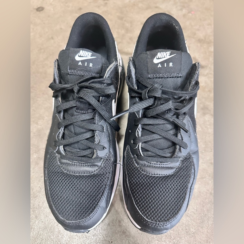 Nike Black Sneakers with Breathable Mesh and Cushioned Midsole